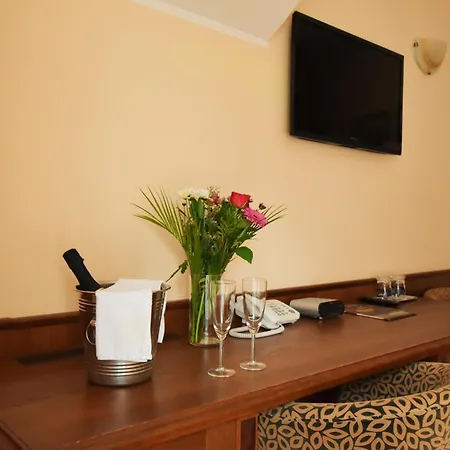 Country Saloon אורחן