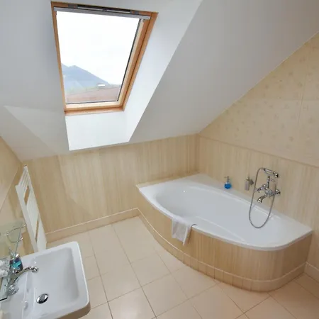 אורחן Country Saloon Belá