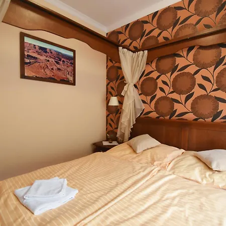 Country Saloon אורחן 3*