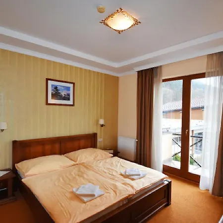 Country Saloon 3* Belá