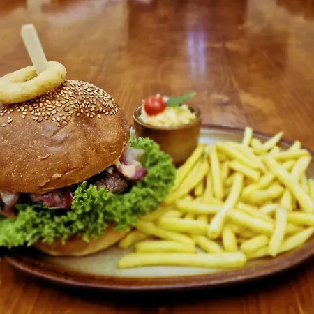 Country Saloon 3* Belá