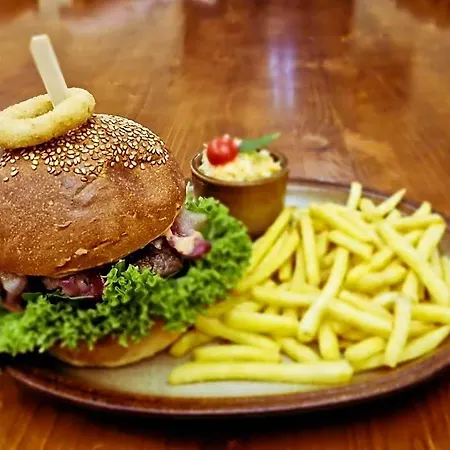 אורחן Country Saloon Belá