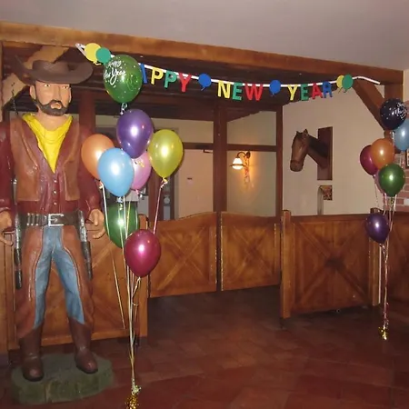 Country Saloon 3* Belá